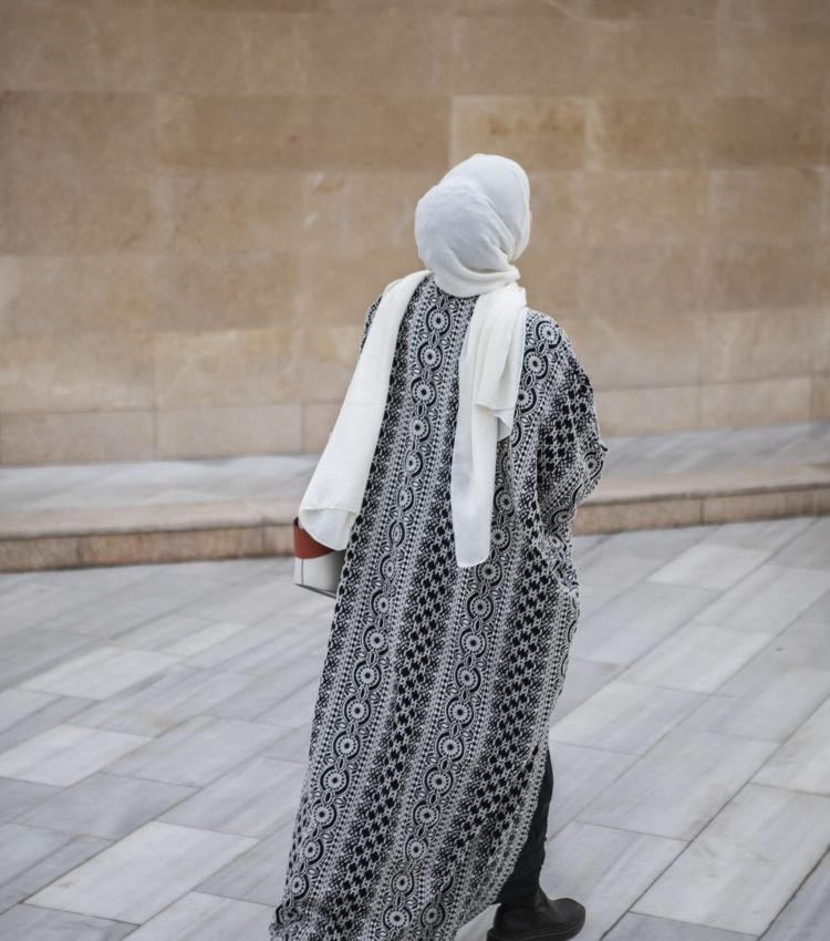 full-shot-woman-walking-outdoors
